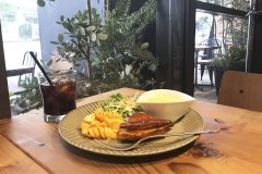 肉料理にスイーツも！中崎町高架下のBLOOKS