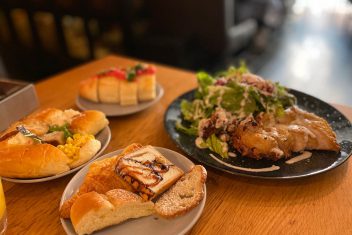 高架下でおしゃれなランチを!ファクトリーカフェ